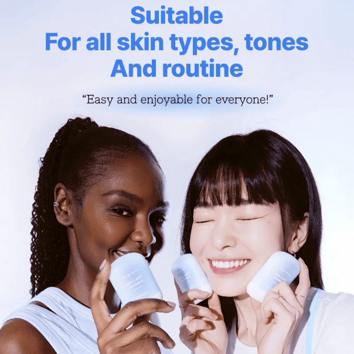 Dve osebi predstavljata COSRX Airy-Light Invisible Sun Stick – lahka sončna zaščita, ki ustreza vsem tipom kože, tonom in rutinam.