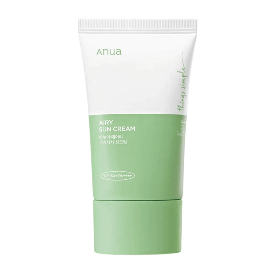 Ena tuba Anua Airy Sun Cream s SPF 50+ PA++++ na beli podlagi.