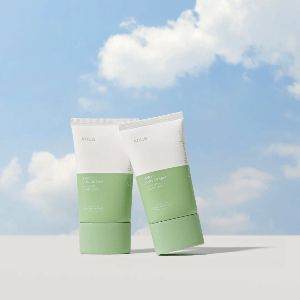 Dve tubi Anua Airy Sun Cream proti nebu z belimi oblaki.