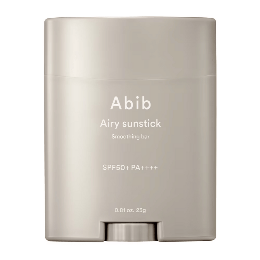 Slika prikazuje bež zaščitno palčko za sončenje znamke Abib z napisom "Airy Sunstick Smoothing Bar" in zaščitnim faktorjem SPF50+ PA++++, popolno za dnevno zaščito pred UV-žarki.