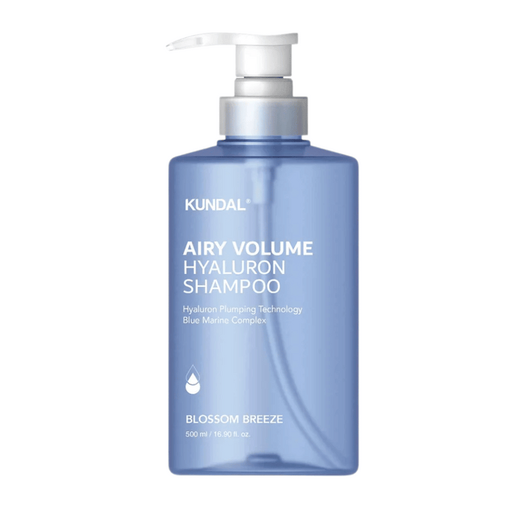 KUNDAL Airy Volume Hyaluron Shampoo Blossom Breeze v modri steklenički s črpalko, volumenski šampon s hialuronom in Blue Marine Complex.