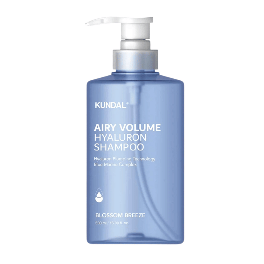 KUNDAL Airy Volume Hyaluron Shampoo Blossom Breeze v modri steklenički s črpalko, volumenski šampon s hialuronom in Blue Marine Complex.
