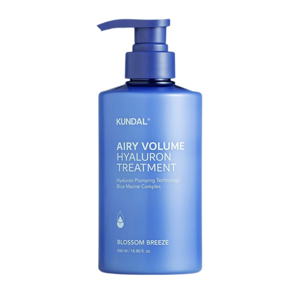 KUNDAL Airy Volume Hyaluron Treatment v modri steklenički s črpalko, 500 ml, z napisom Blossom Breeze na etiketi.