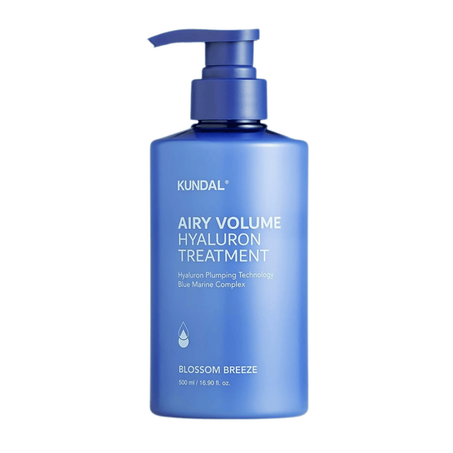KUNDAL Airy Volume Hyaluron Treatment v modri steklenički s črpalko, 500 ml, z napisom Blossom Breeze na etiketi.