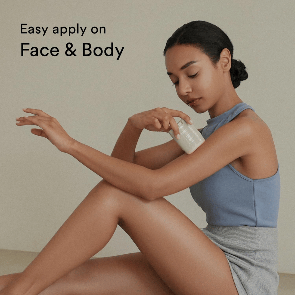 Slika prikazuje žensko, ki nanese zaščitno palčko za sončenje na roko. Napis "Easy apply on Face & Body" poudarja, da je izdelek preprost za uporabo tako na obrazu kot na telesu.