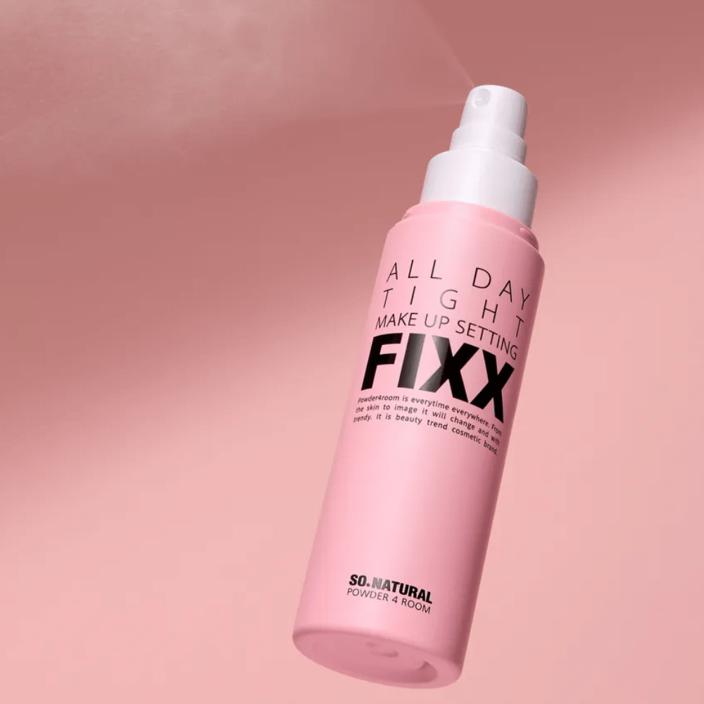 So Natural All Day Tight Make Up Setting Fixx pršilna steklenička na roza ozadju, ki fiksira ličila in zagotavlja dolgotrajno obstojnost
