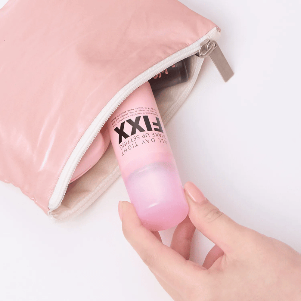 4. So Natural All Day Tight Make Up Setting Fixx – kompakten rožnati sprej za utrjevanje ličil, ki gre v toaletno torbico