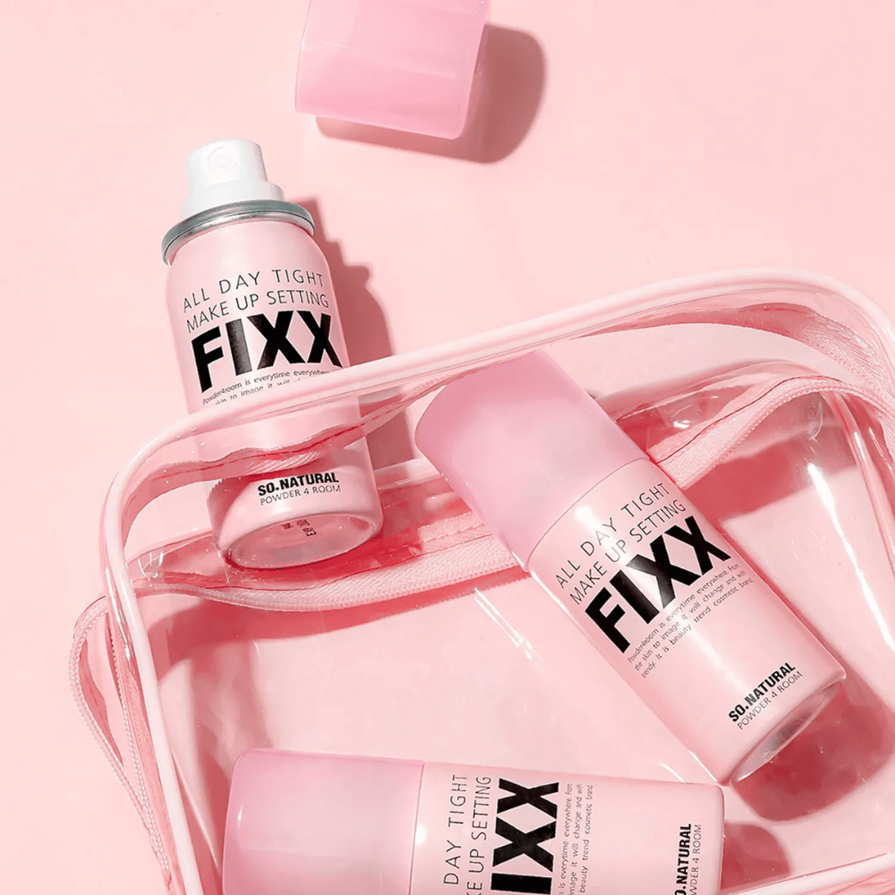 1. So Natural All Day Tight Make Up Setting Fixx – rožnati sprej za utrjevanje ličil v toaletna torbica