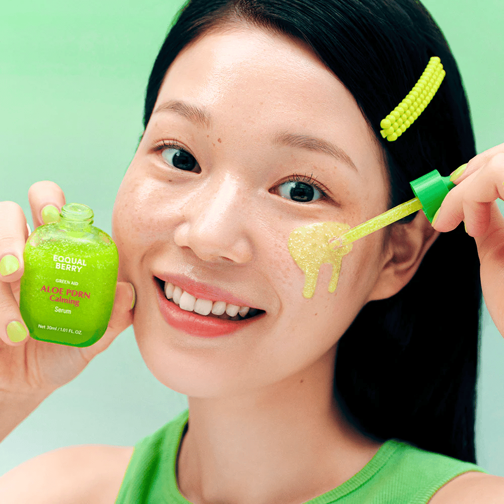 Model nanaša EQQUALBERRY Aloe PDRN Calming Serum s pipeto – lahki gel serum, ki pomirja rdečico in daje naravni sijaj.
