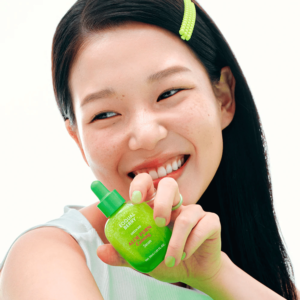 Model drži EQQUALBERRY Aloe PDRN Calming Serum – pomirjujoči serum za občutljivo kožo z aloe vero in PDRN ki krepi kožno bariero.