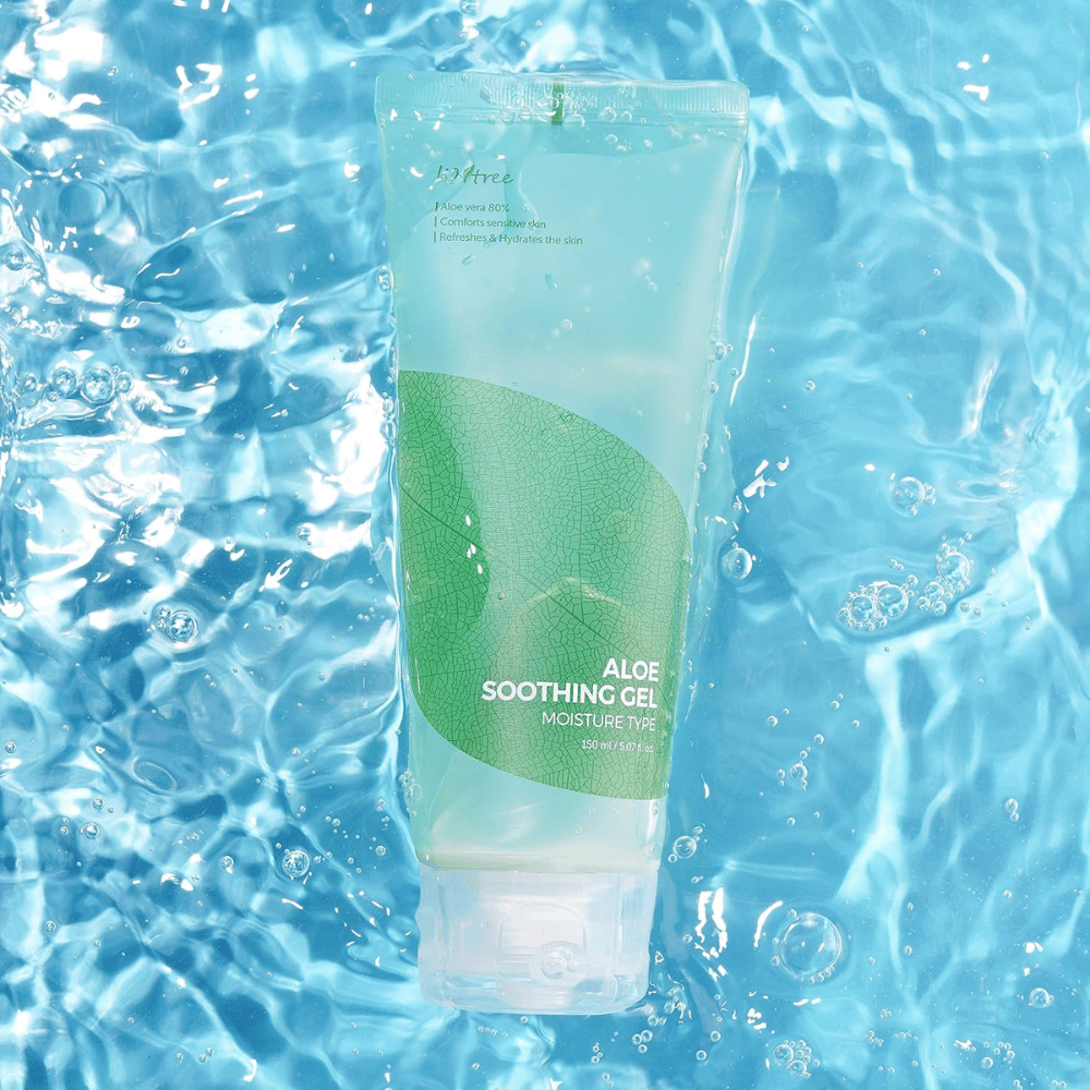 Isntree Aloe Soothing Gel Moisture Type 150 ml – pomirjujoč in vlažilni gel aloe vere na modrem vodnem ozadju