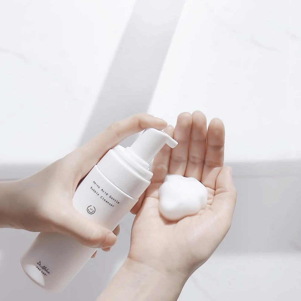 Dr. Althea Amino Acid Gentle Bubble Cleanser je nežen penasti čistilni izdelek z aminokislinami, ki učinkovito čisti, ne da bi izsušil kožo. Popoln za občutljivo kožo.