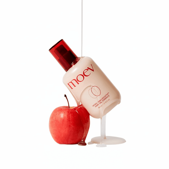 MOEV Annurcatin Hair Oil Essence z rdečim jabolkom – olje za lase, navdihnjeno z antioksidanti Annurca jabolka za močnejše, bolj sijoče in bolj zdrave lase.