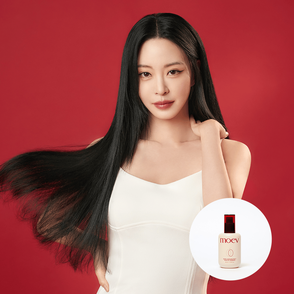 Ženska z dolgimi, sijočimi lasmi prikazuje rezultat MOEV Annurcatin Hair Oil Essence – korejsko olje za lase, ki vlaži in preprečuje kodranje za svilnate lase.