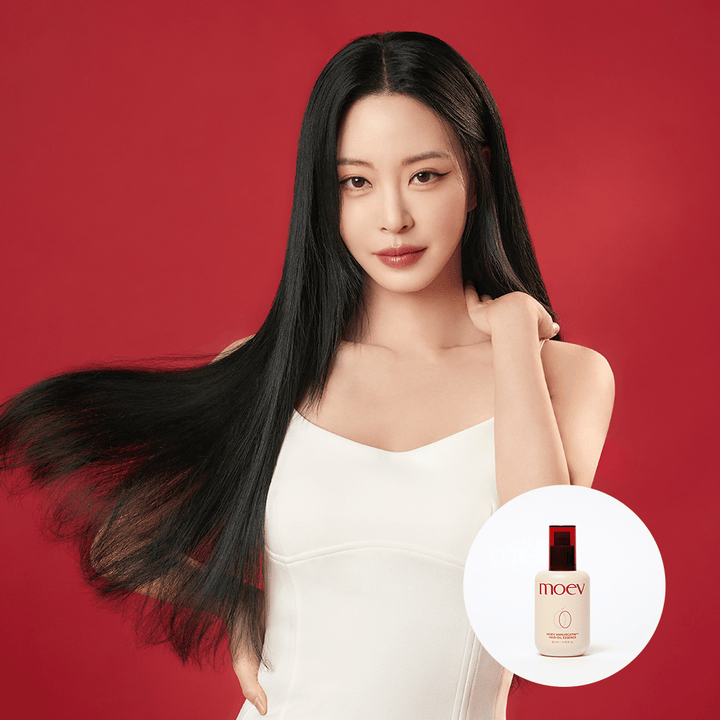 Ženska z dolgimi, sijočimi lasmi prikazuje rezultat MOEV Annurcatin Hair Oil Essence – korejsko olje za lase, ki vlaži in preprečuje kodranje za svilnate lase.