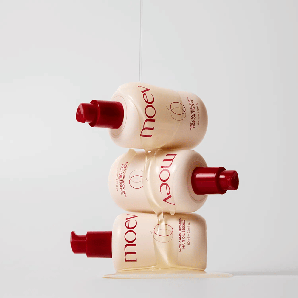 Tri steklenice MOEV Annurcatin Hair Oil Essence zložene – hranilna olja za lase z Annurca jabolkom in biotinom, ki krepi, ščiti in daje lasem sijaj in elastičnost.