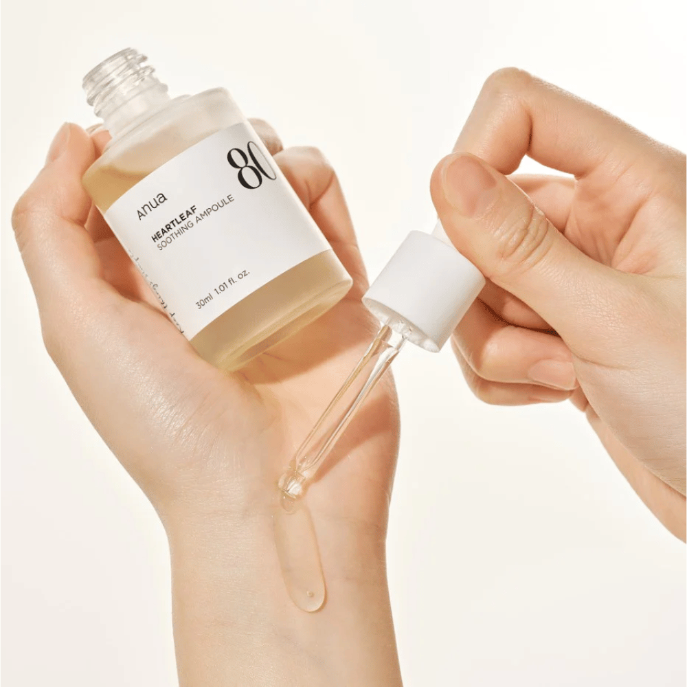 Roka, ki drži Heartleaf 80% Soothing Ampoule 30ml od Anua.