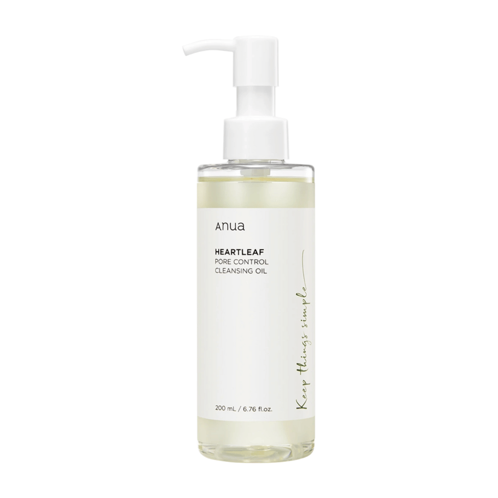 Slika prikazuje ANUA Heartleaf Pore Control Cleansing Oil, izdelek za nego kože, namenjen čiščenju obraza. Steklenica je prozorna in etiketa ima minimalističen dizajn, kar daje občutek čistosti in naravnosti. Ima prostornino 200 ml / 6.76 fl.oz. in je opremljena s praktično črpalko za enostavno doziranje.