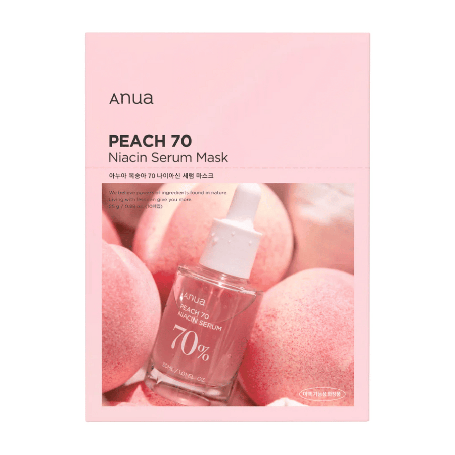 Embalaža Anua PEACH 70 Niacin Serum Mask pred ozadjem breskev. Rožnati dizajn embalaže se ujema z naravnimi odtenki breskev, delno pa je vidna prozorna steklenička s serumom. Izdelek poudarja uporabo sestavin iz narave.