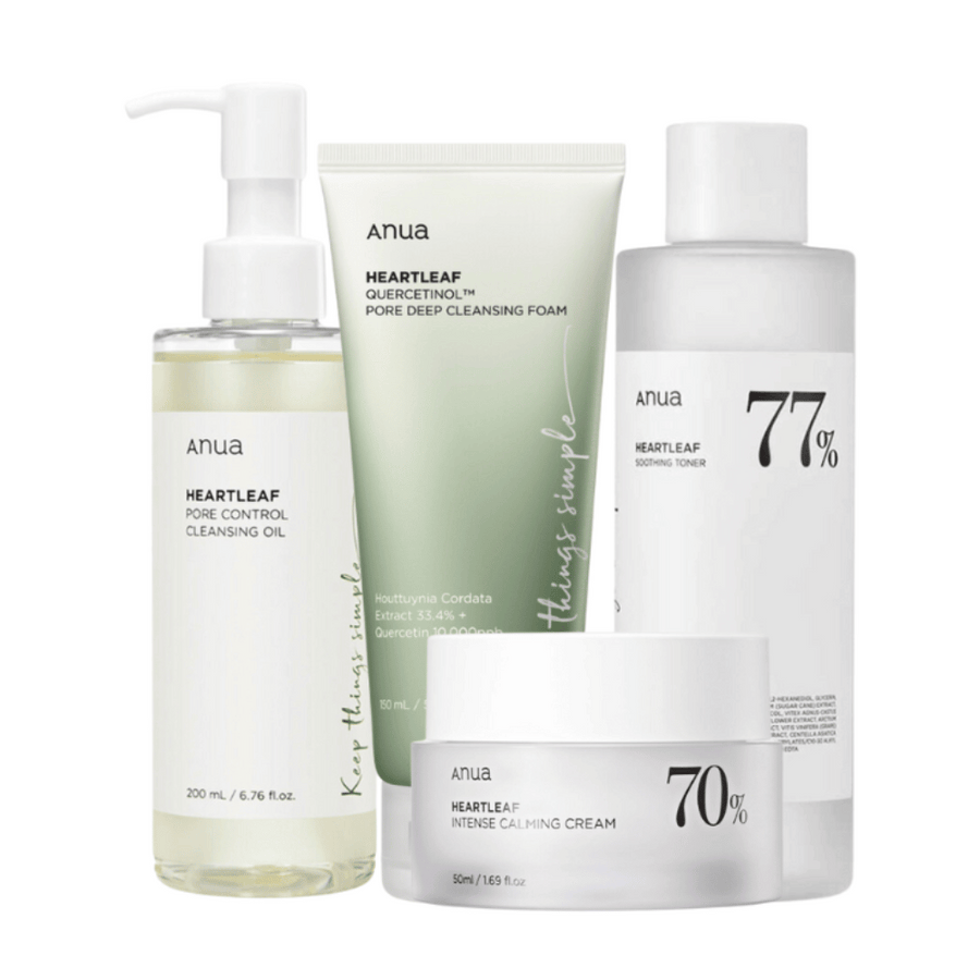 Nabor izdelkov za nego kože iz Anue, ki vsebuje Heartleaf Pore Control Cleansing Oil, Heartleaf 77% Soothing Toner, Heartleaf Quercetin+ Pore Deep Cleansing Foam in Heartleaf 70% Intense Calming Cream. Ti izdelki so oblikovani s srčnimi listi in drugimi pomirjujočimi sestavinami, zasnovani za zmanjšanje por, pomiritev in vlaženje kože.