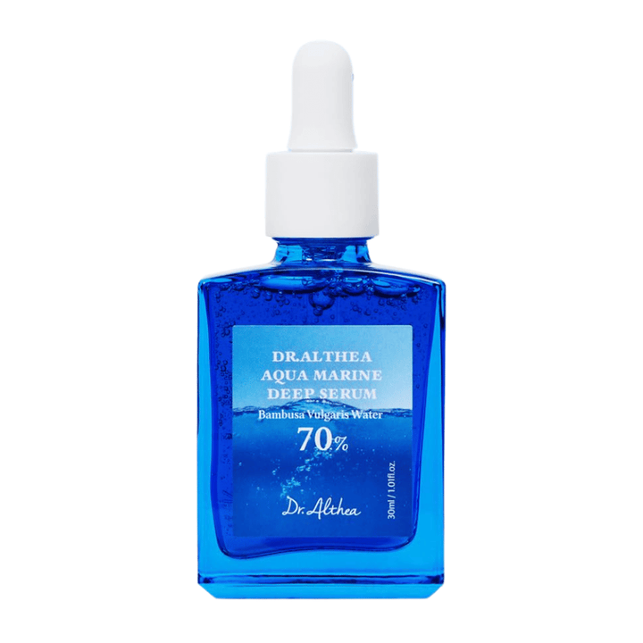 Dr. Althea Aqua Marine Deep Serum 30 ml v modri steklenici s pipeto, obogaten z 70 % Bambusa Vulgaris Water za intenzivno hidracijo, pomirjujoč učinek in izboljšano kožno bariero.