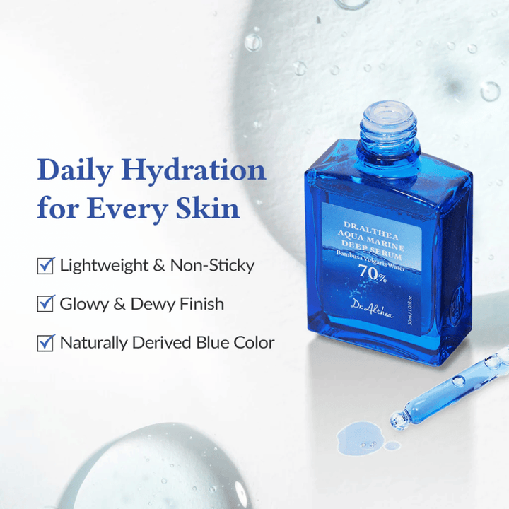 Dr. Althea Aqua Marine Deep Serum v modri steklenici s pipeto, lahka in nelepljiva formula, ki zagotavlja dnevno hidracijo, sijoč in rosni videz ter naravno modro barvo za vse tipe kože.
