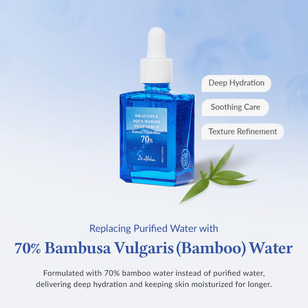 Dr. Althea Aqua Marine Deep Serum v modri steklenici s pipeto, formuliran z 70 % Bambusa Vulgaris (bambusova) voda za globoko hidracijo, pomirjujočo nego in izboljšano teksturo kože.