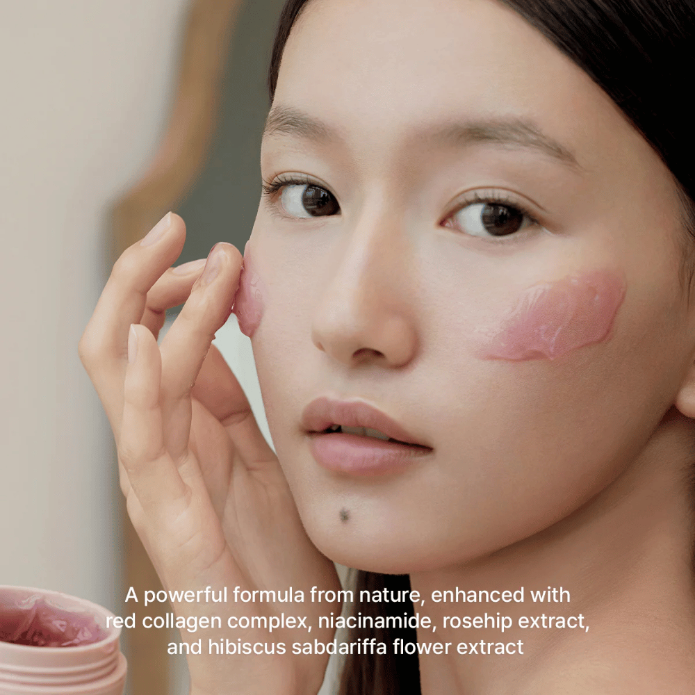 Model nanaša Arencia Red Smoothie Serum 30 z rdečim kolagenskim kompleksom, niacinamidom, šipkom in hibiskusom za čvrstejšo kožo.