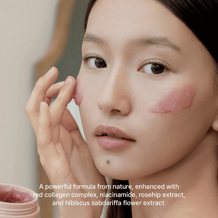 Model nanaša Arencia Red Smoothie Serum 30 z rdečim kolagenskim kompleksom, niacinamidom, šipkom in hibiskusom za čvrstejšo kožo.