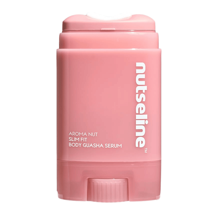 Čista izrezana slika izdelka Nuseline Aroma Nut Slim Fit Body Guasha Serum na svetlem ozadju s poudarkom na oblikovanju embalaže.
