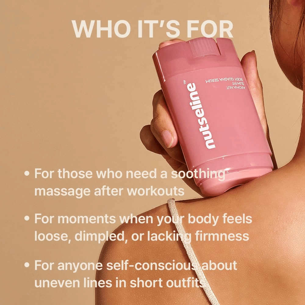 Model drži Nuseline Aroma Nut Slim Fit Body Guasha Serum ob rami skupaj z informacijami o tem, za katere uporabnike in potrebe je izdelek primeren.