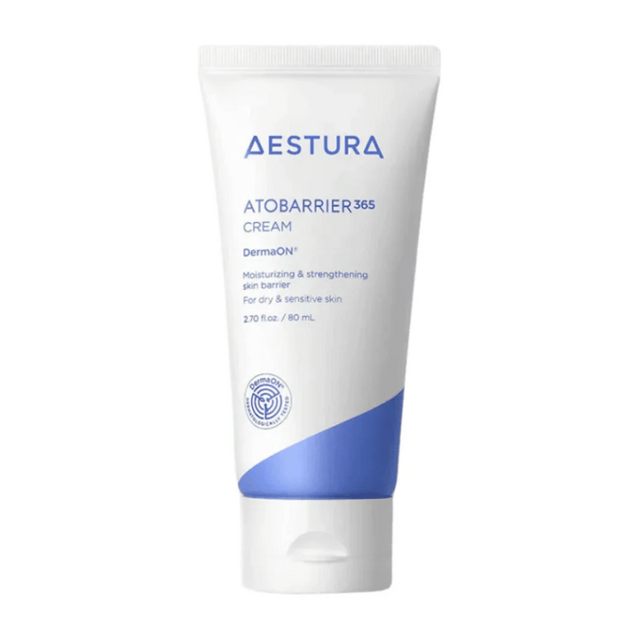 Aestura Atobarrier 365 Cream v 80 ml tubi. Krema je zasnovana za vlaženje in krepitev kožne pregrade, posebej za suho in občutljivo kožo. Izdelek je v beli tubi z modrimi detajli in vsebuje DermaON™ za optimalno nego kože.