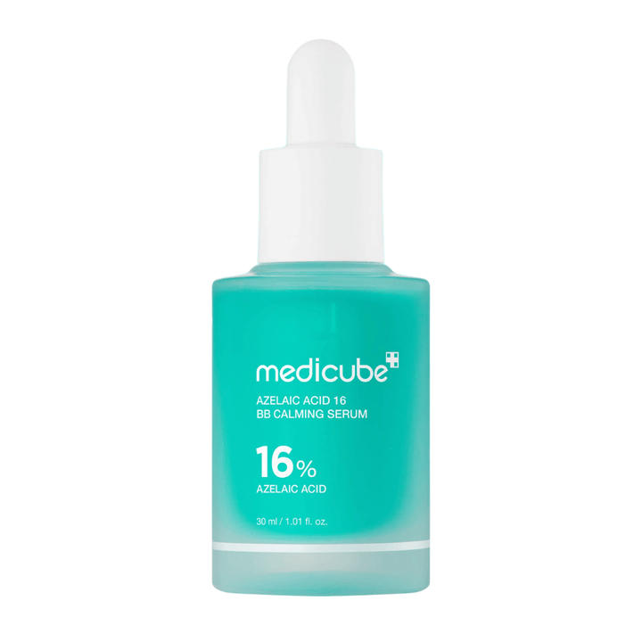 Izrezana slika izdelka Medicube Azelaic Acid 16 BB Calming Serum s 16 % azelaične kisline v turkizni steklenički s pipeto za pomirjujočo in uravnovešajočo nego kože.