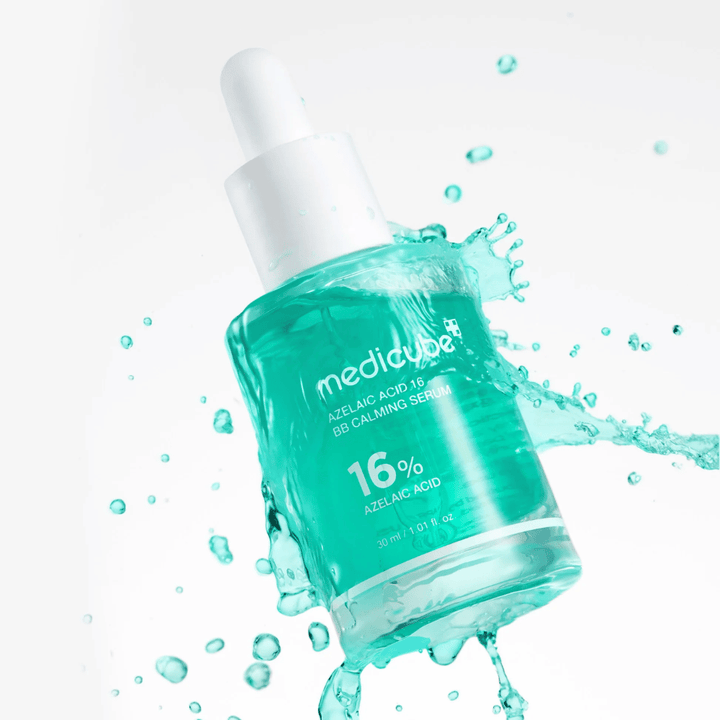 Dinamična slika izdelka Medicube Azelaic Acid 16 BB Calming Serum, obdana z vodnimi kapljicami, ki poudarjajo svež, lahek in vlažilen občutek.