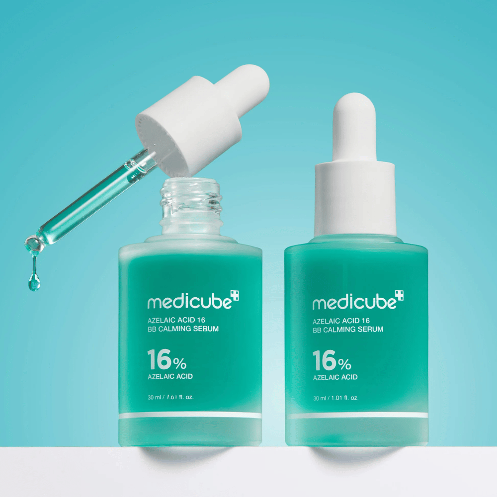 Detajlna slika Medicube Azelaic Acid 16 BB Calming Serum z odprto pipeto in kapljicami seruma, ki prikazujejo lahko tekočo konsistenco in higieničen nanos.