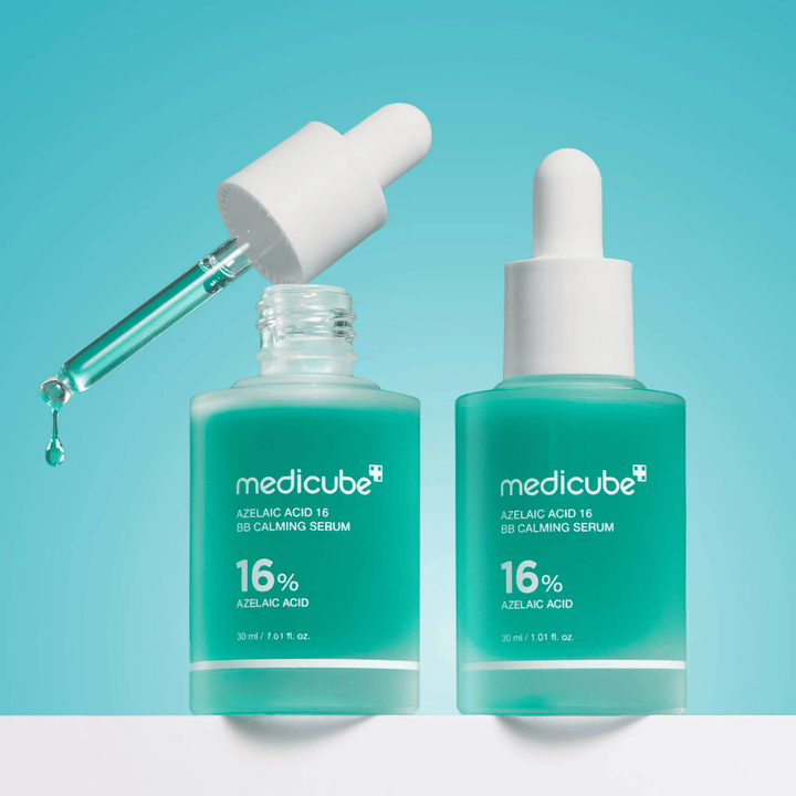 Detajlna slika Medicube Azelaic Acid 16 BB Calming Serum z odprto pipeto in kapljicami seruma, ki prikazujejo lahko tekočo konsistenco in higieničen nanos.