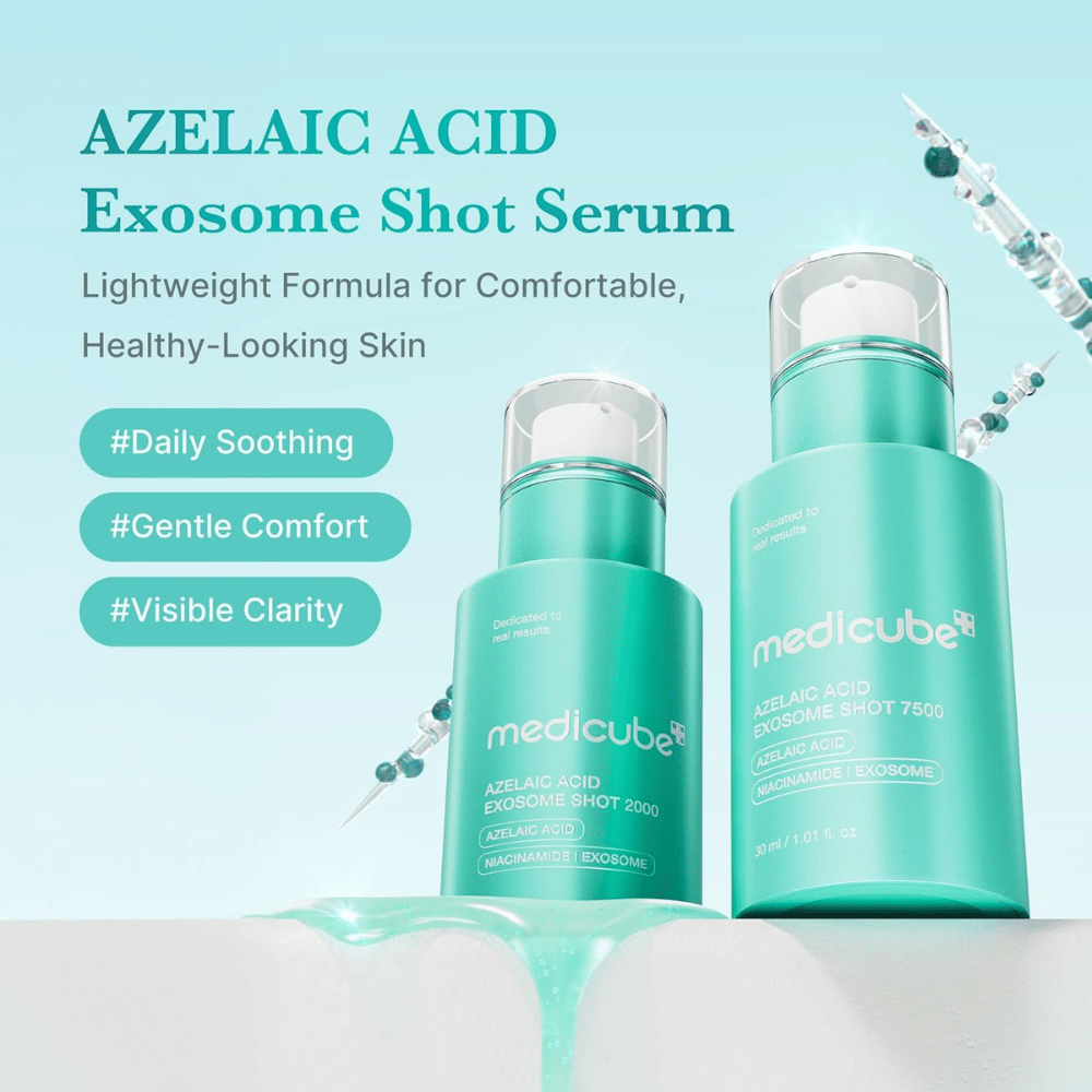 Produktna slika, ki prikazuje dve velikosti ali jakosti seruma Azelaic Acid Exosome Shot. Turkizna zasnova je združena s sporočili o vsakodnevni pomirjujoči negi kože, udobju in izboljšani jasnosti kože. Dekorativne ilustracije spikul in kapljic seruma dodatno poudarjajo znanstveni vtis.