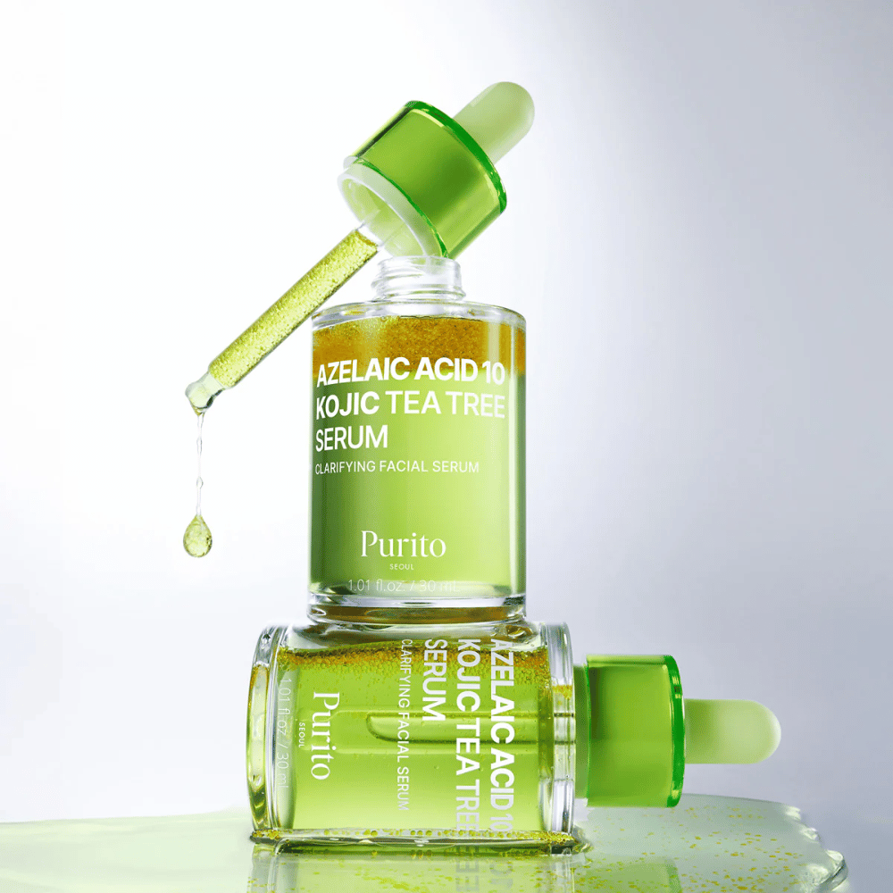 Purito Azelaic Acid 10 Kojic Tea Tree Serum – sveža zelena formula s kapljico iz pipete, ki prikazuje lahko teksturo seruma.