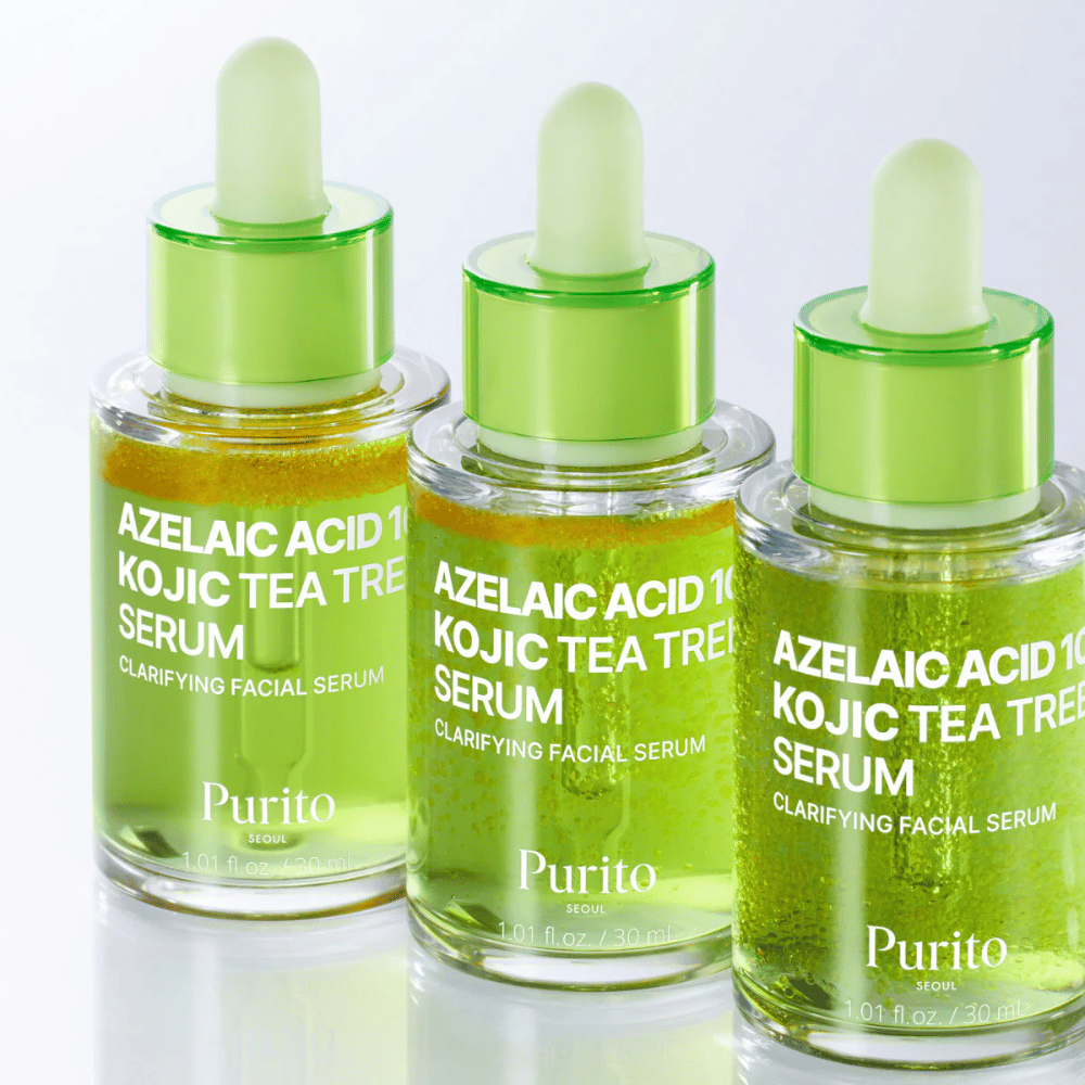 Tri stekleničke Purito Azelaic Acid 10 Kojic Tea Tree Serum. Formula uravnava sebum, zmanjšuje pore in zagotavlja enakomernejši ten kože.