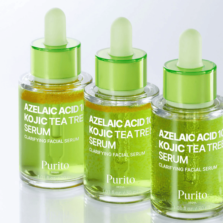 Tri stekleničke Purito Azelaic Acid 10 Kojic Tea Tree Serum. Formula uravnava sebum, zmanjšuje pore in zagotavlja enakomernejši ten kože.