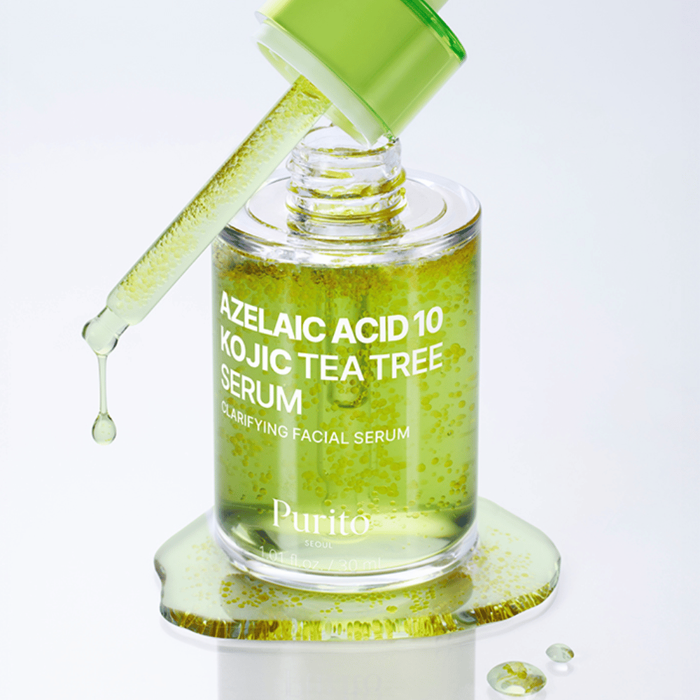 Približan posnetek Purito Azelaic Acid 10 Kojic Tea Tree Serum s pipeto in kapljicami. Zagotavlja jasnejšo kožo in zmanjšuje nečistoče.