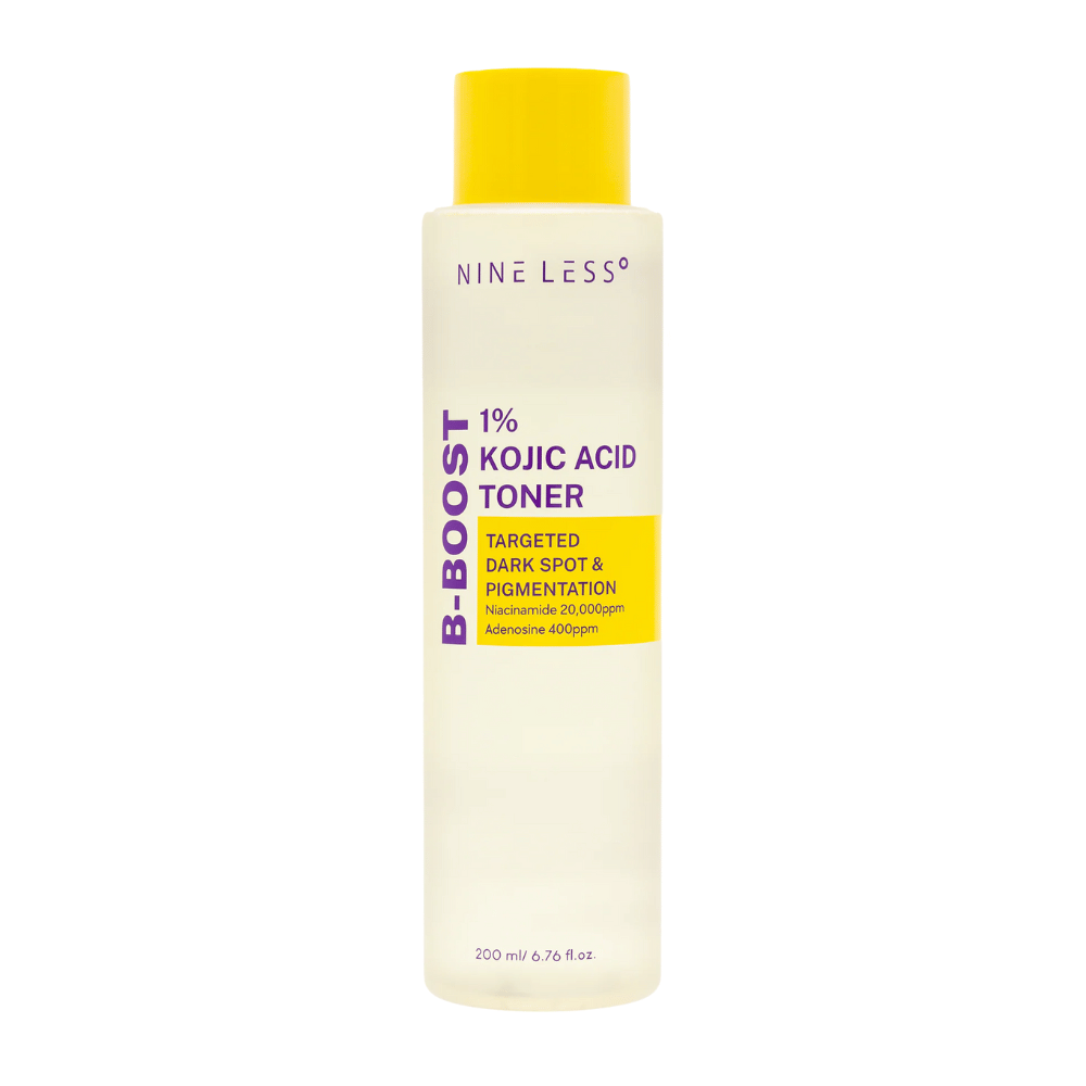 Slika izdelka NINE LESS B-Boost 1% Kojic Acid Toner, svetlo rumena steklenička z rumenim pokrovom in vijoličnim besedilom. Tonik s kojinsko kislino in niacinamidom, ki zmanjšuje pigmentne madeže.
