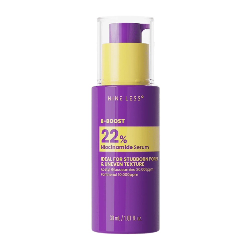 7. NINE LESS B-Boost 22% Niacinamide Serum 30 ml – vijolična steklenička s pumpico z 22 % niacinamida proti neenakomerni teksturi kože
