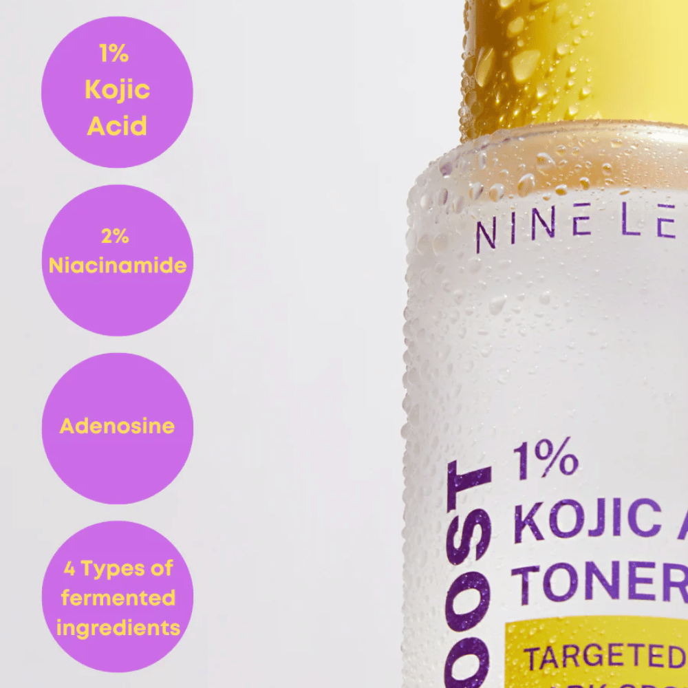 Steklenička z NINE LESS B-Boost 1% Kojic Acid Toner z kapljicami na površini. Prikazuje ključne sestavine: 1 % kojinska kislina, 2 % niacinamid, adenozin in 4 vrste fermentiranih sestavin proti temnim madežem.