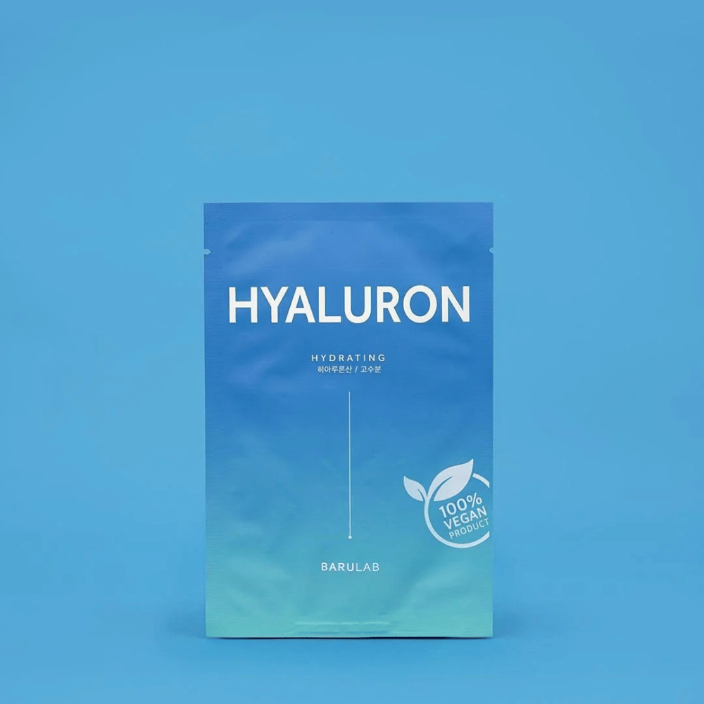 Embalaža maske BARULAB "HYALURON Hydrating", označena kot "100% Vegan Product", pred enotnim modrim ozadjem. Embalaža ima barvni gradient od temno modre do svetlo modre.