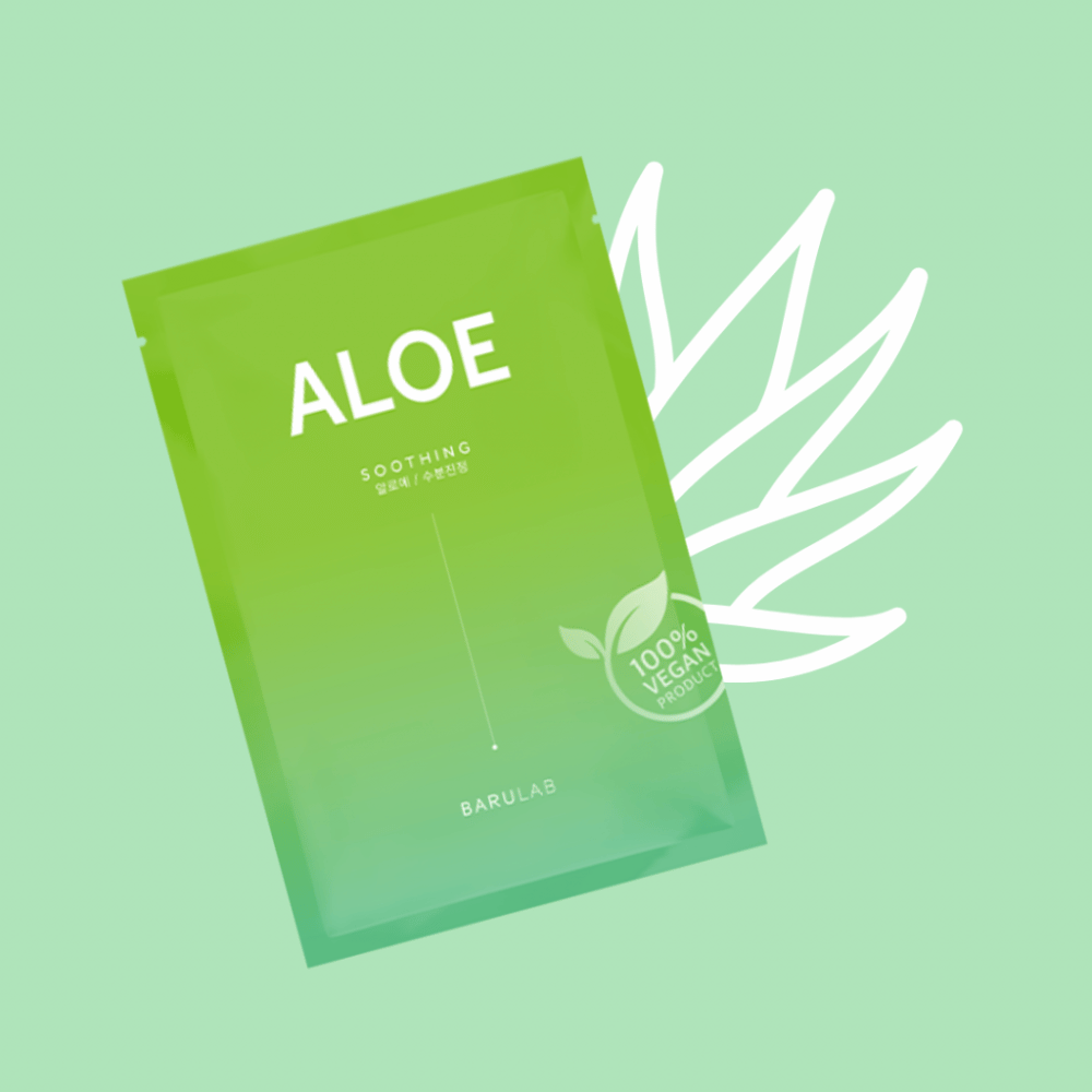 Embalaža izdelka BARULAB "Aloe Soothing" maska je prikazana pred ilustracijo aloe vera listov. Izdelek je označen kot "100% veganski izdelek" na mehki zeleni podlagi.