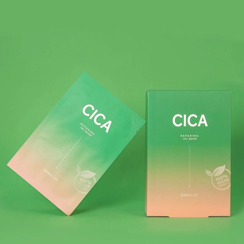 Dva izdelka od BARULAB, eden v vrečki in eden v škatli, oba označena z "CICA Repairing" na enotni zeleni podlagi. Izdelki so tudi označeni kot "100% Vegan Product".