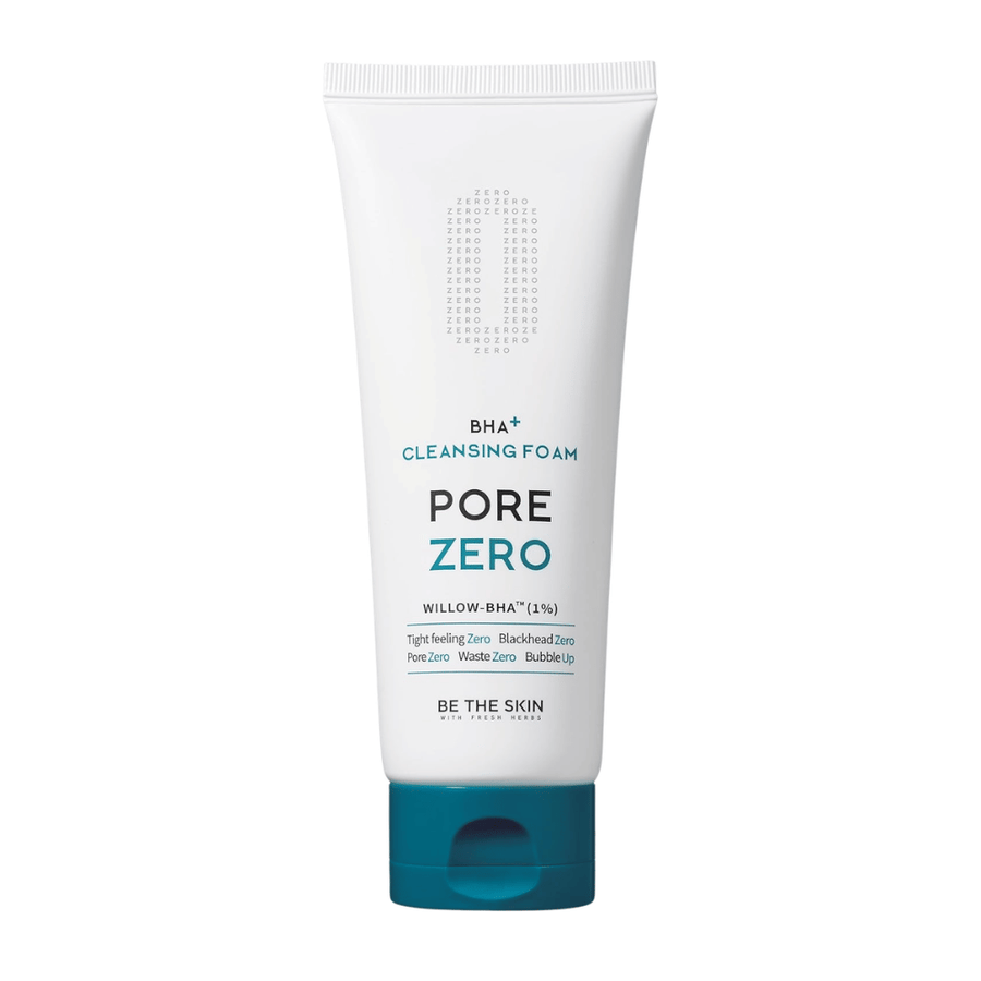 Izrezana slika izdelka Be The Skin Pore Zero BHA+ Cleansing Foam z belo tubo in modrim pokrovčkom. Minimalističen dizajn poudarja sodobno in klinično estetiko izdelka ter osredotočenost na nego por in nežno eksfoliacijo.