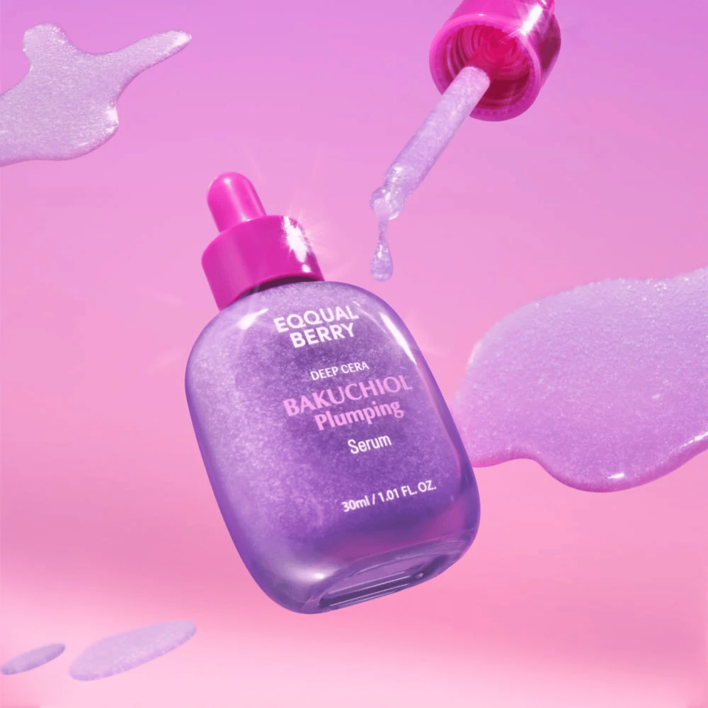Equal Berry Bakuchiol Plumping Serum v vijoličasti bleščeči steklenički z roza pipeto. Kapljice seruma in ozadje v mehkih roza tonih za razkošen občutek.