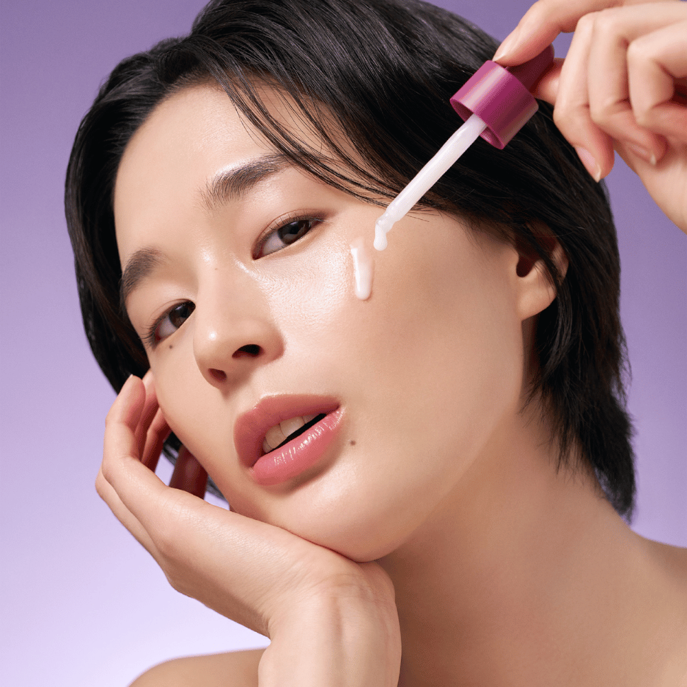 Bakuchiol Timeless Bloom Revitalizing Serum je naravna alternativa retinolu, ki pomaga zmanjšati drobne linije in neenakomeren ten kože. Z nežno formulo je popoln za občutljivo kožo in zagotavlja sijoč, navlažen videz.